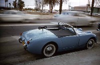La voiture bleue.